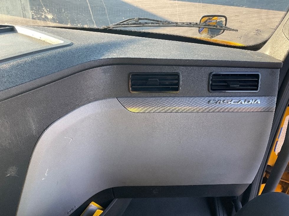 Sleeper Tractor-Heavy Duty Tractors-Freightliner-2022-T12664ST-Braintree-MA-668,229\n\t\tmiles-$ 45,750 - Image 11