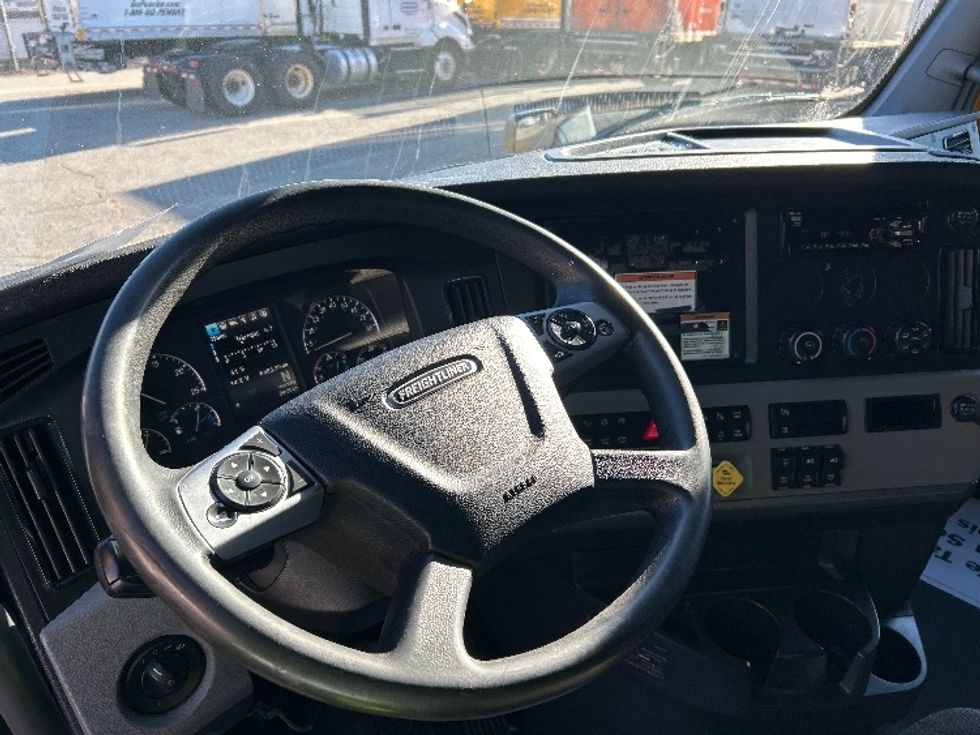 Sleeper Tractor-Heavy Duty Tractors-Freightliner-2022-T12664ST-Braintree-MA-668,229\n\t\tmiles-$ 45,750 - Image 12
