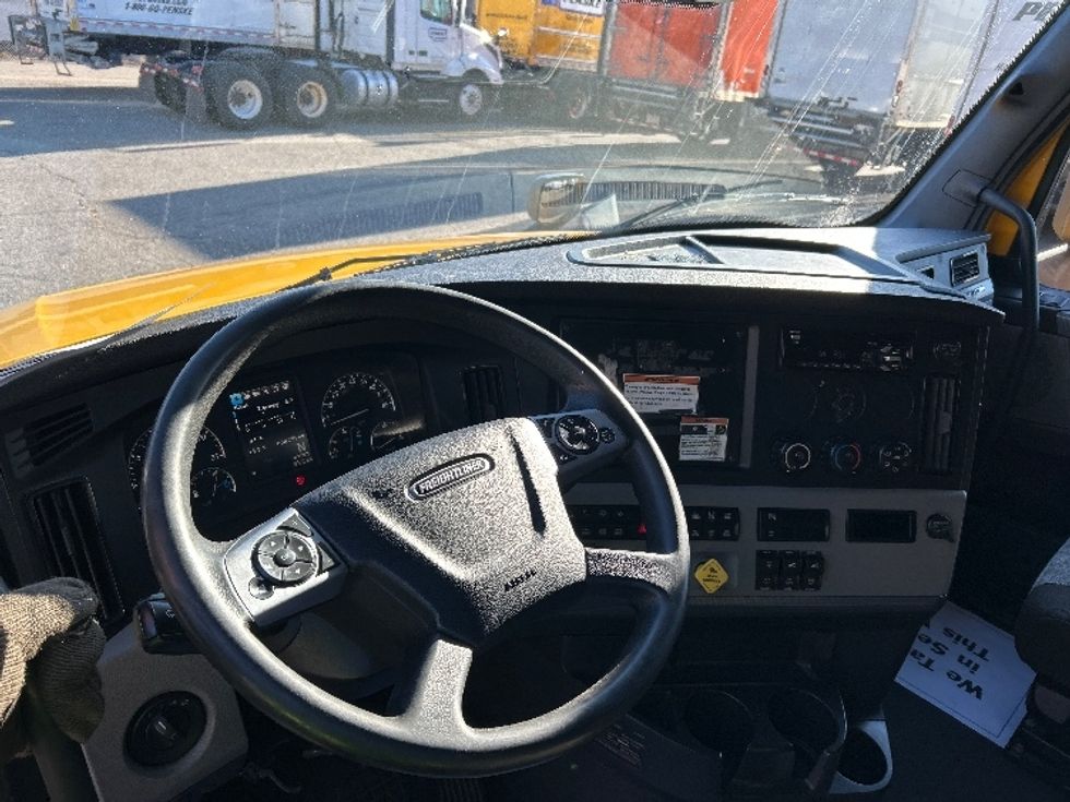 Sleeper Tractor-Heavy Duty Tractors-Freightliner-2022-T12664ST-Braintree-MA-668,229\n\t\tmiles-$ 45,750 - Image 13