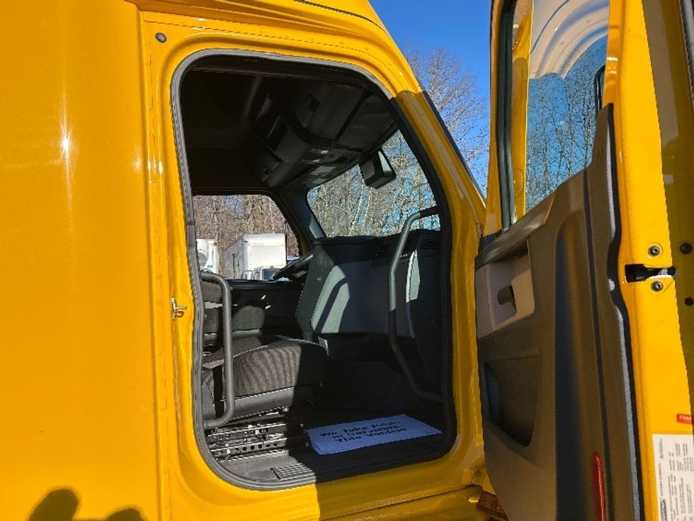 Sleeper Tractor-Heavy Duty Tractors-Freightliner-2022-T12664ST-Braintree-MA-668,229\n\t\tmiles-$ 45,750 - Image 14