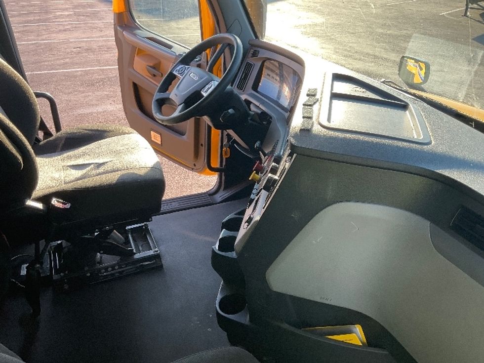 Sleeper Tractor-Heavy Duty Tractors-Freightliner-2022-T12664ST-Braintree-MA-668,229\n\t\tmiles-$ 45,750 - Image 15