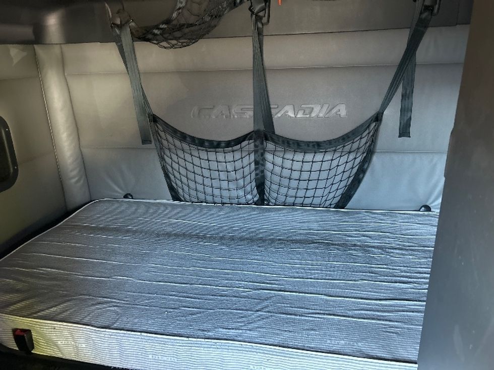 Sleeper Tractor-Heavy Duty Tractors-Freightliner-2022-T12664ST-Braintree-MA-668,229\n\t\tmiles-$ 45,750 - Image 16