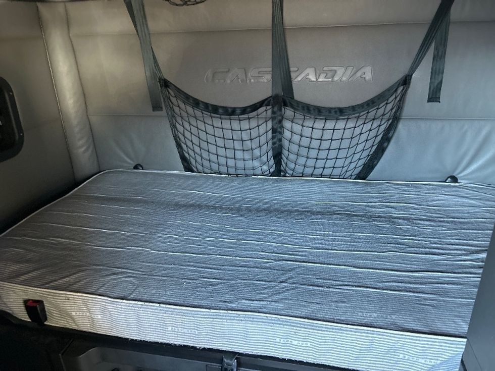 Sleeper Tractor-Heavy Duty Tractors-Freightliner-2022-T12664ST-Braintree-MA-668,229\n\t\tmiles-$ 45,750 - Image 17