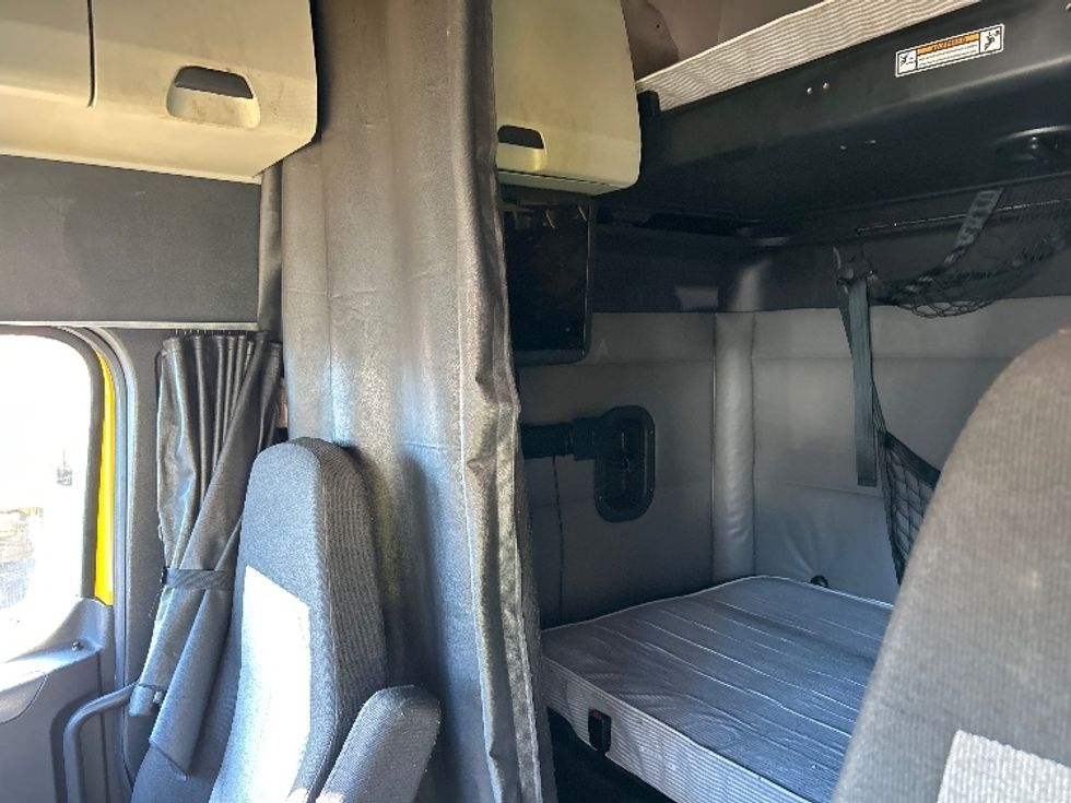 Sleeper Tractor-Heavy Duty Tractors-Freightliner-2022-T12664ST-Braintree-MA-668,229\n\t\tmiles-$ 45,750 - Image 19