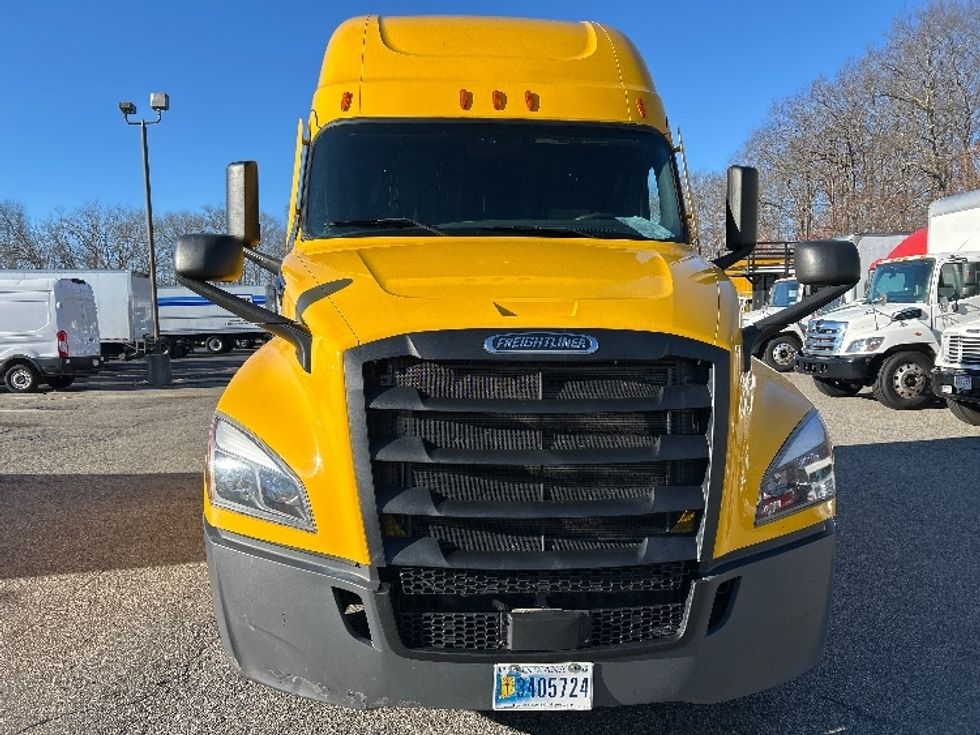 Sleeper Tractor-Heavy Duty Tractors-Freightliner-2022-T12664ST-Braintree-MA-668,229\n\t\tmiles-$ 45,750 - Image 2