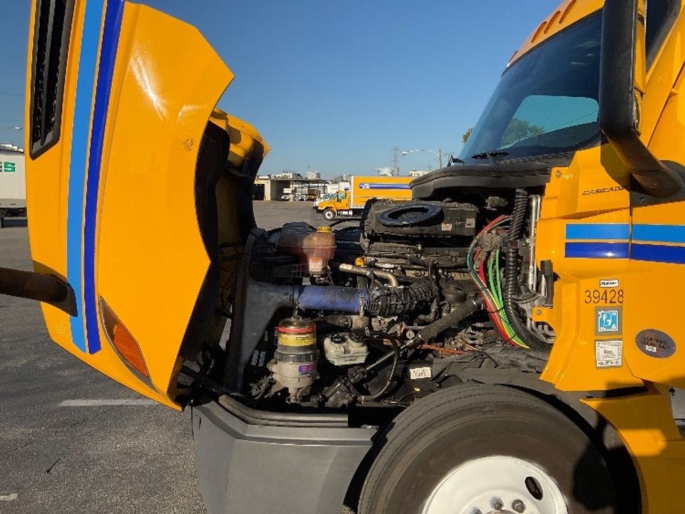 Sleeper Tractor-Heavy Duty Tractors-Freightliner-2022-T12664ST-Braintree-MA-668,229\n\t\tmiles-$ 45,750 - Image 21