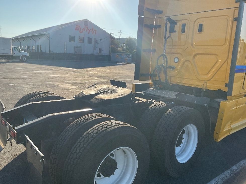 Sleeper Tractor-Heavy Duty Tractors-Freightliner-2022-T12664ST-Braintree-MA-668,229\n\t\tmiles-$ 45,750 - Image 23