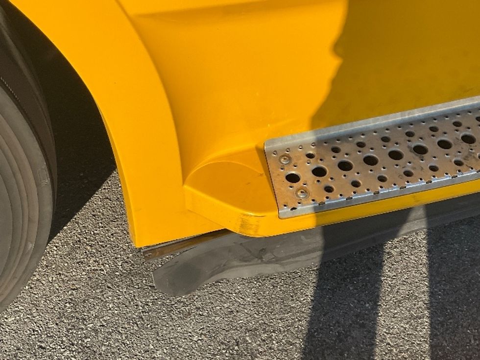 Sleeper Tractor-Heavy Duty Tractors-Freightliner-2022-T12664ST-Braintree-MA-668,229\n\t\tmiles-$ 45,750 - Image 26