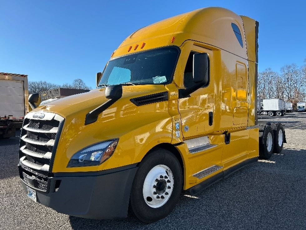 Sleeper Tractor-Heavy Duty Tractors-Freightliner-2022-T12664ST-Braintree-MA-668,229\n\t\tmiles-$ 45,750 - Image 3