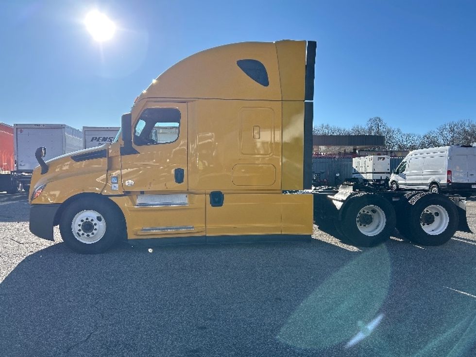 Sleeper Tractor-Heavy Duty Tractors-Freightliner-2022-T12664ST-Braintree-MA-668,229\n\t\tmiles-$ 45,750 - Image 4