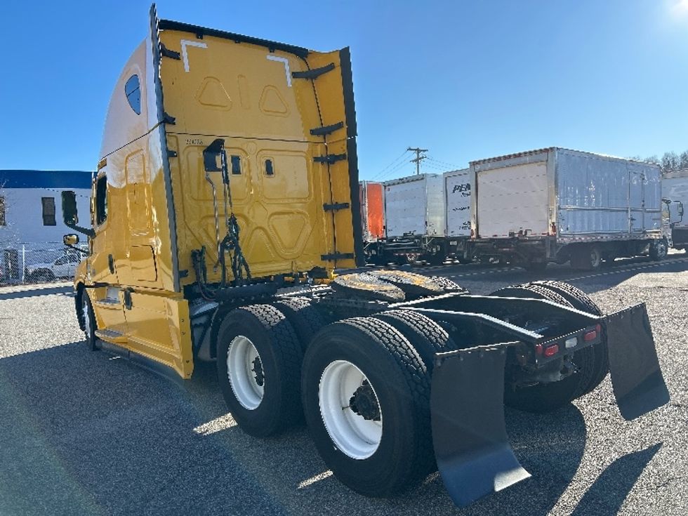 Sleeper Tractor-Heavy Duty Tractors-Freightliner-2022-T12664ST-Braintree-MA-668,229\n\t\tmiles-$ 45,750 - Image 5