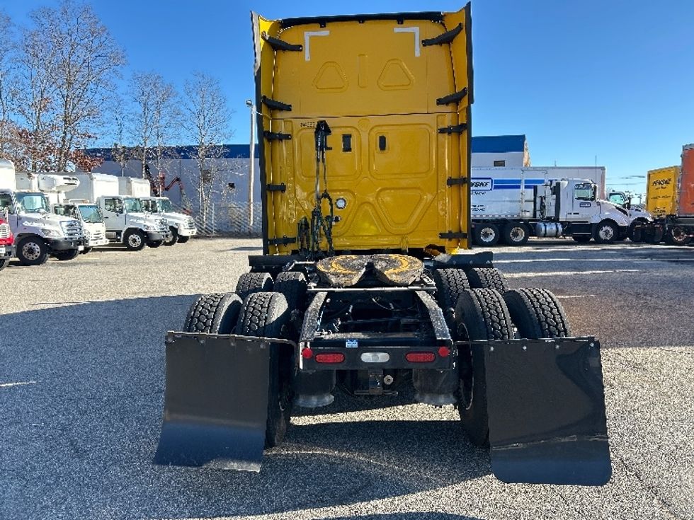 Sleeper Tractor-Heavy Duty Tractors-Freightliner-2022-T12664ST-Braintree-MA-668,229\n\t\tmiles-$ 45,750 - Image 6