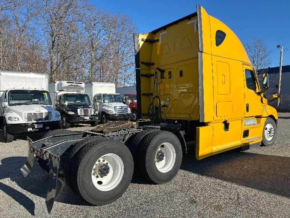 Sleeper Tractor-Heavy Duty Tractors-Freightliner-2022-T12664ST-Braintree-MA-668,229\n\t\tmiles-$ 45,750 - Image 7