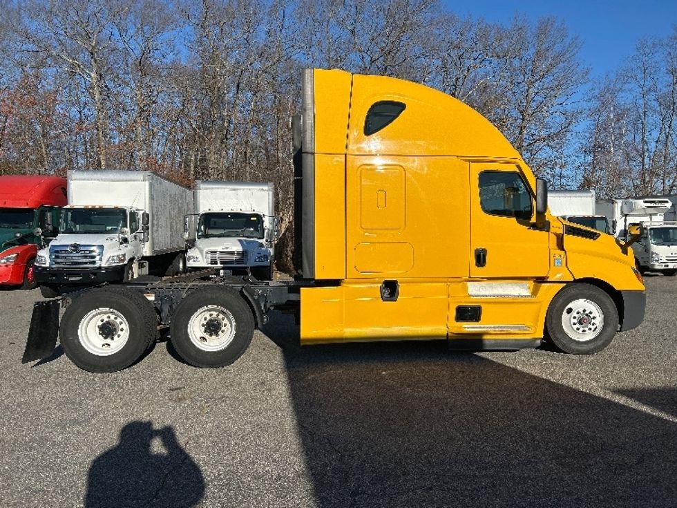 Sleeper Tractor-Heavy Duty Tractors-Freightliner-2022-T12664ST-Braintree-MA-668,229\n\t\tmiles-$ 45,750 - Image 8