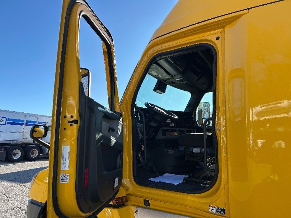 Sleeper Tractor-Heavy Duty Tractors-Freightliner-2022-T12664ST-Braintree-MA-668,229\n\t\tmiles-$ 45,750 - Image 9