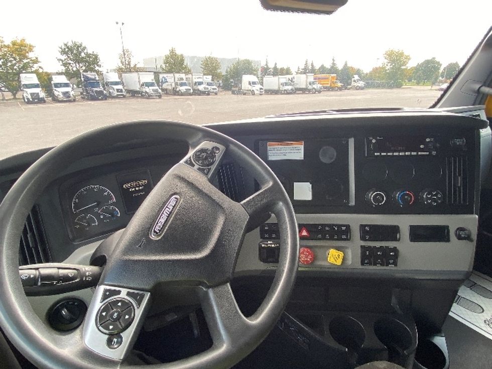 Sleeper Tractor-Heavy Duty Tractors-Freightliner-2022-T12664ST-Brampton-ON-333,533\n\t\tkm-$ 116,500 - Image 11