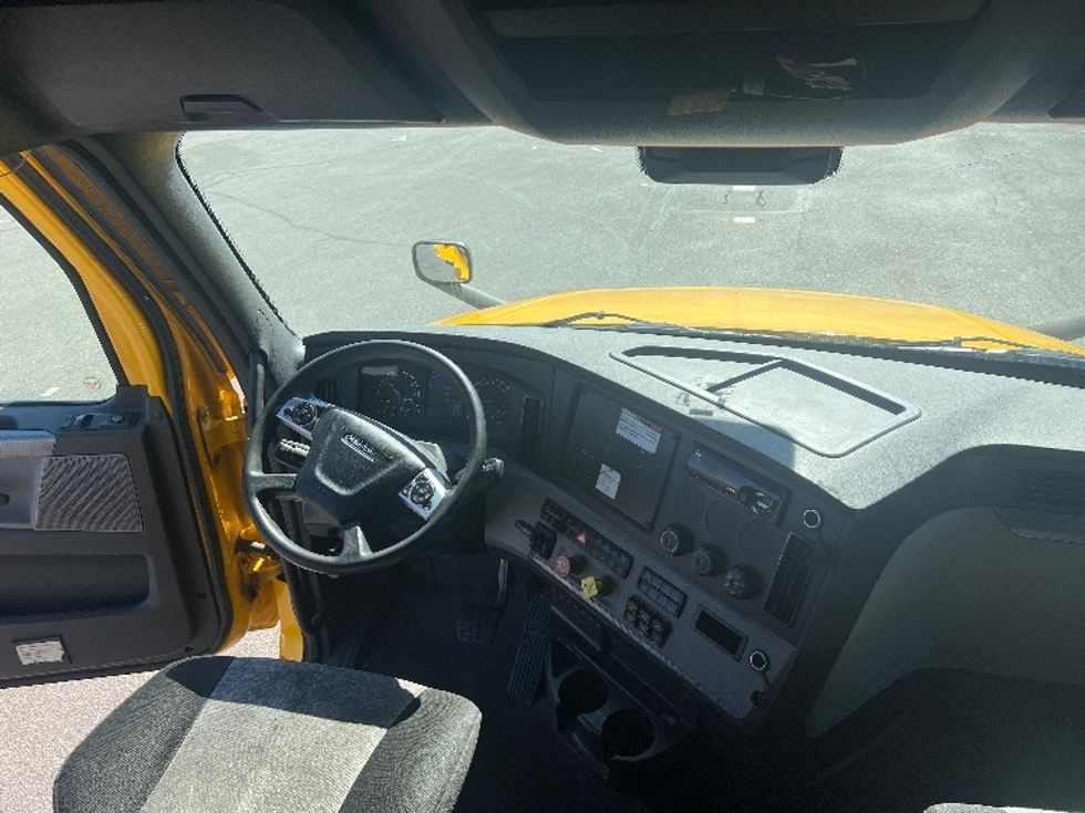 Sleeper Tractor-Heavy Duty Tractors-Freightliner-2022-T12664ST-Brook Park-OH-471,063\n\t\tmiles-$ 67,250 - Image 12