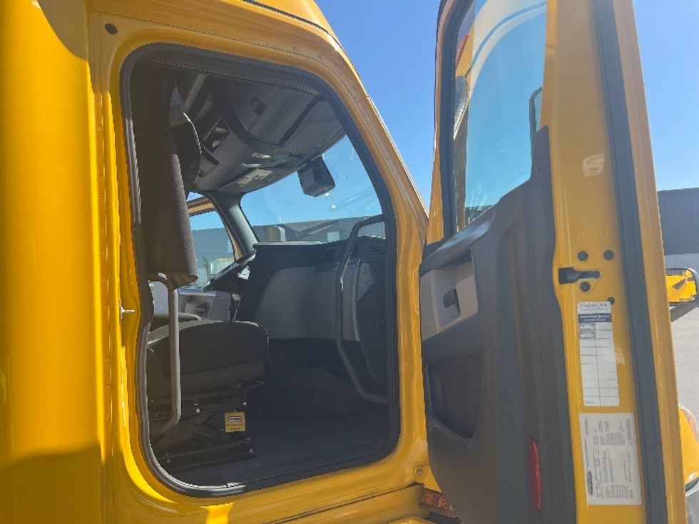 Sleeper Tractor-Heavy Duty Tractors-Freightliner-2022-T12664ST-Brook Park-OH-471,063\n\t\tmiles-$ 67,250 - Image 13