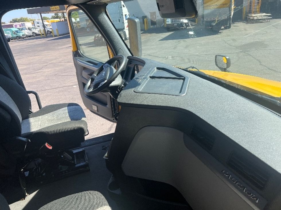 Sleeper Tractor-Heavy Duty Tractors-Freightliner-2022-T12664ST-Brook Park-OH-471,063\n\t\tmiles-$ 67,250 - Image 15