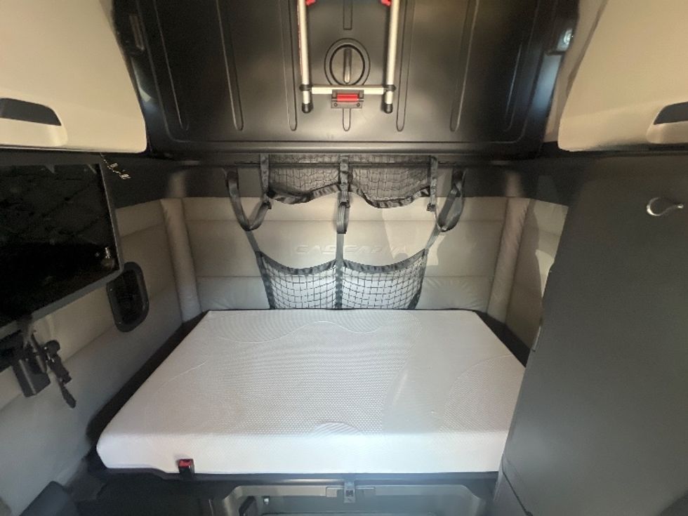 Sleeper Tractor-Heavy Duty Tractors-Freightliner-2022-T12664ST-Brook Park-OH-471,063\n\t\tmiles-$ 67,250 - Image 16