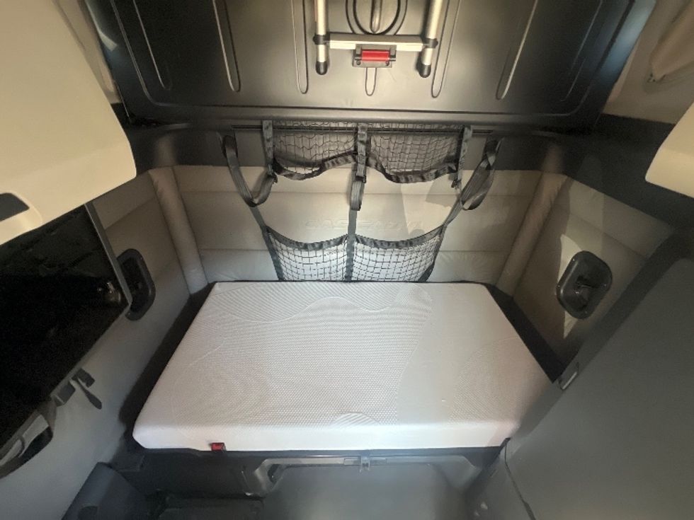 Sleeper Tractor-Heavy Duty Tractors-Freightliner-2022-T12664ST-Brook Park-OH-471,063\n\t\tmiles-$ 67,250 - Image 17