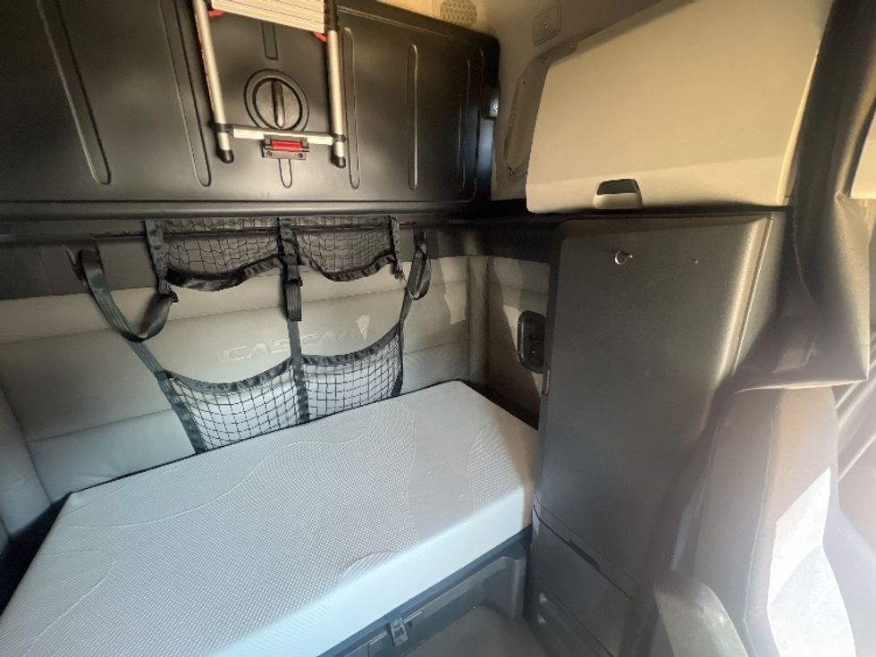 Sleeper Tractor-Heavy Duty Tractors-Freightliner-2022-T12664ST-Brook Park-OH-471,063\n\t\tmiles-$ 67,250 - Image 18