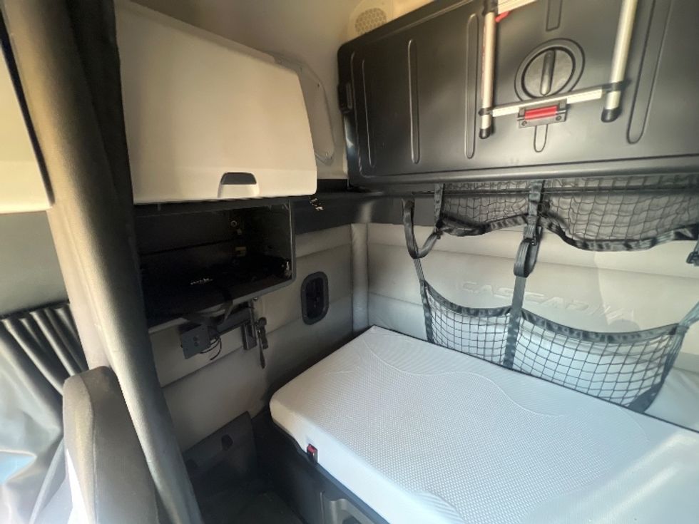 Sleeper Tractor-Heavy Duty Tractors-Freightliner-2022-T12664ST-Brook Park-OH-471,063\n\t\tmiles-$ 67,250 - Image 19