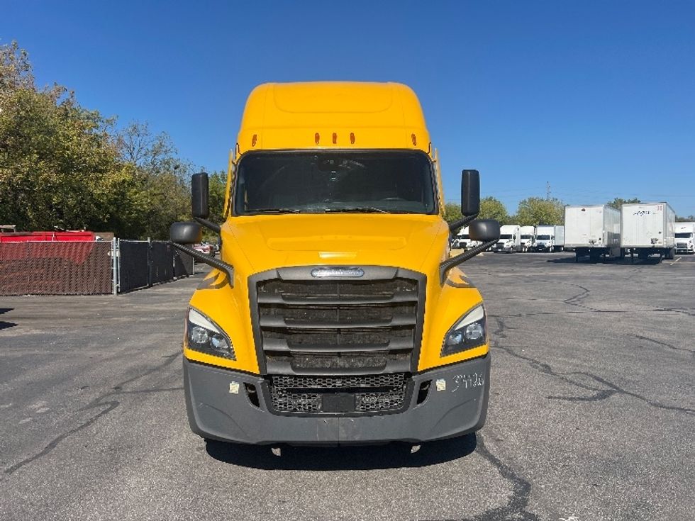 2022 Freightliner Cascadia 126" Sleeper Cab photo 2