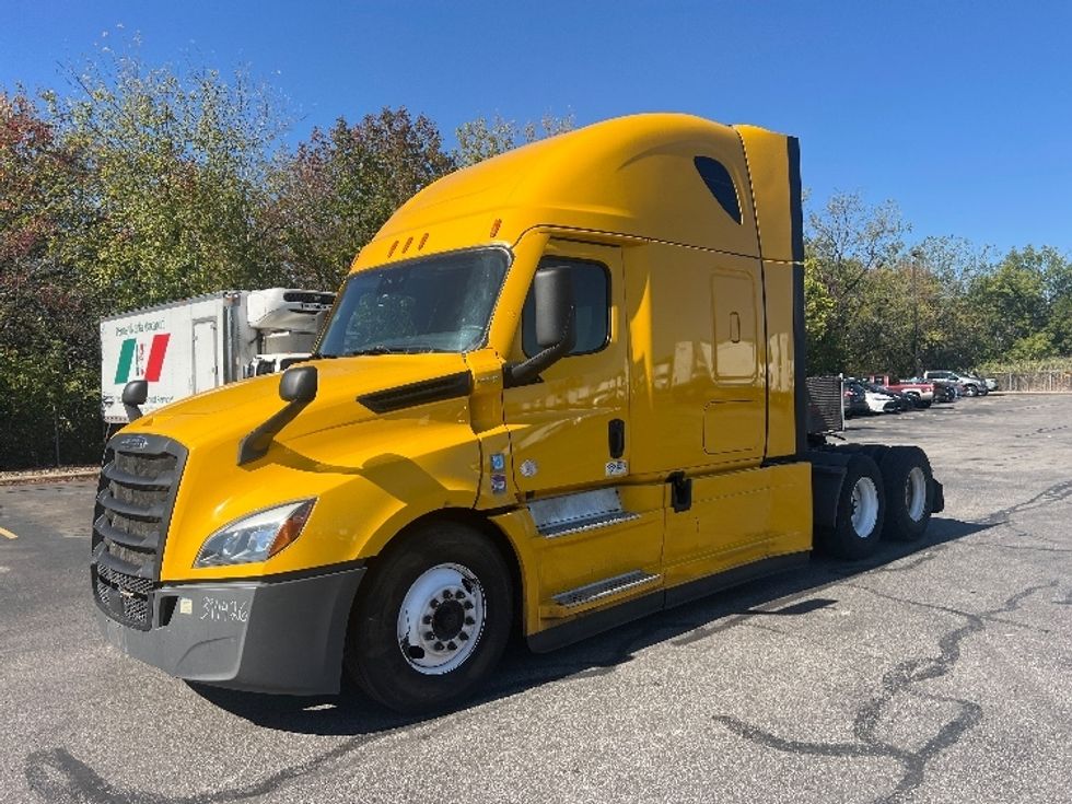 2022 Freightliner Cascadia 126" Sleeper Cab photo 3