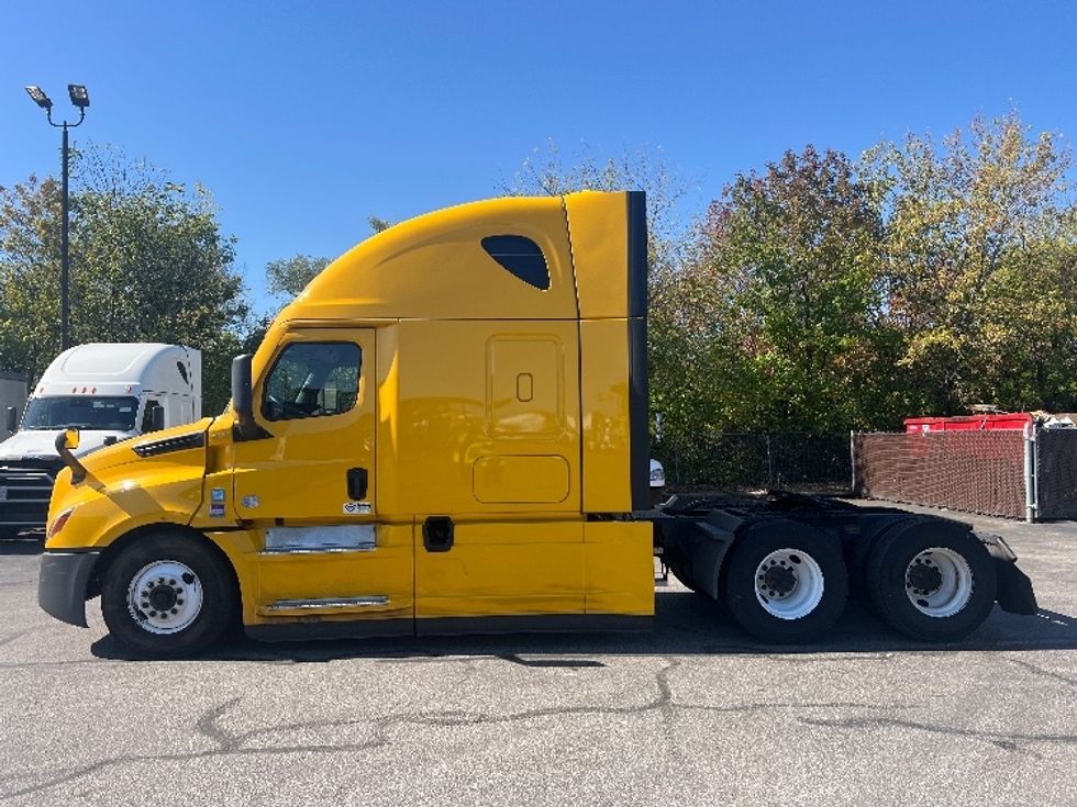2022 Freightliner Cascadia 126" Sleeper Cab photo 4