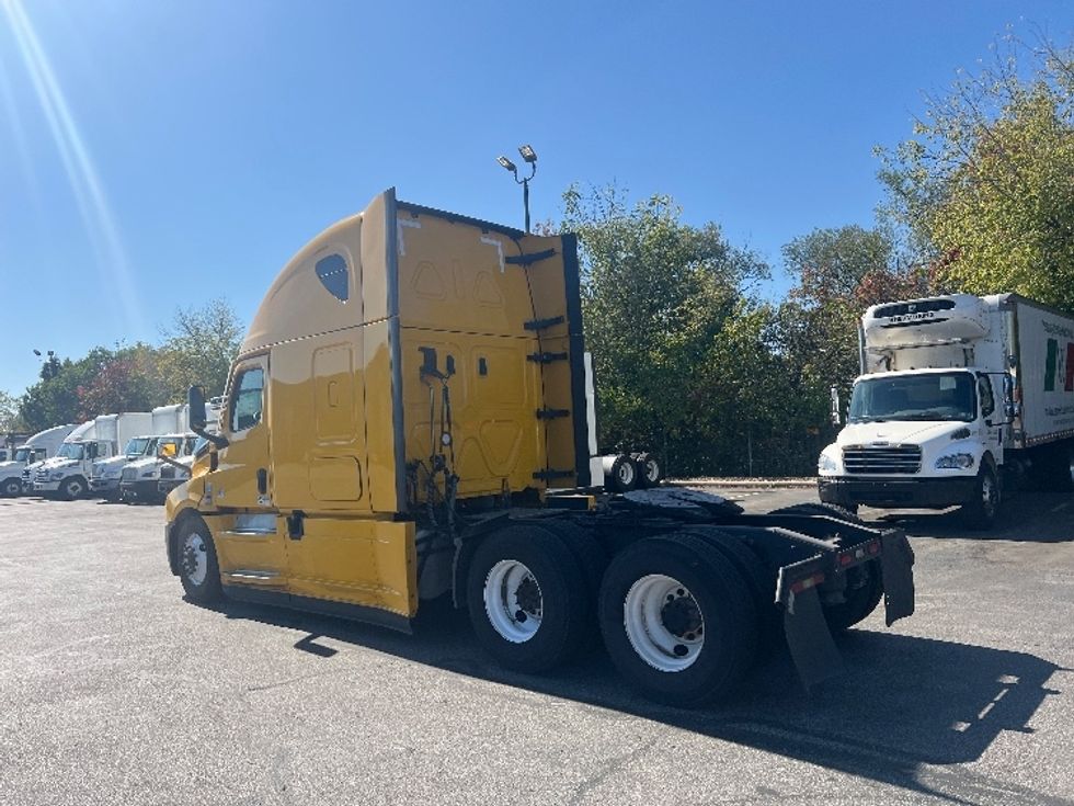 Sleeper Tractor-Heavy Duty Tractors-Freightliner-2022-T12664ST-Brook Park-OH-471,063\n\t\tmiles-$ 67,250 - Image 5