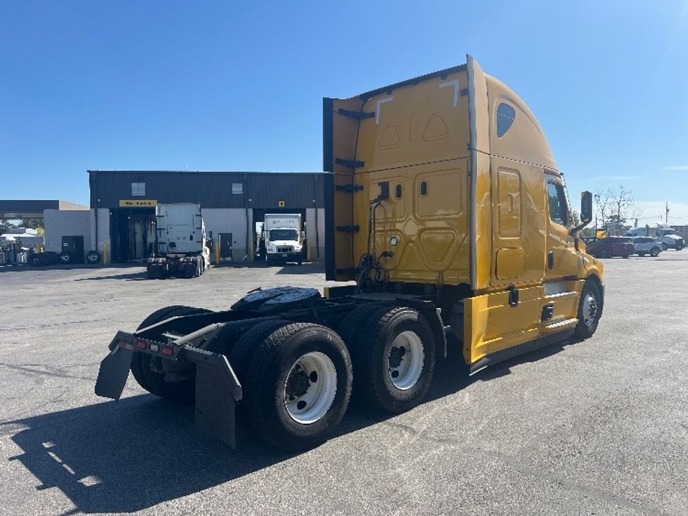 Sleeper Tractor-Heavy Duty Tractors-Freightliner-2022-T12664ST-Brook Park-OH-471,063\n\t\tmiles-$ 67,250 - Image 7