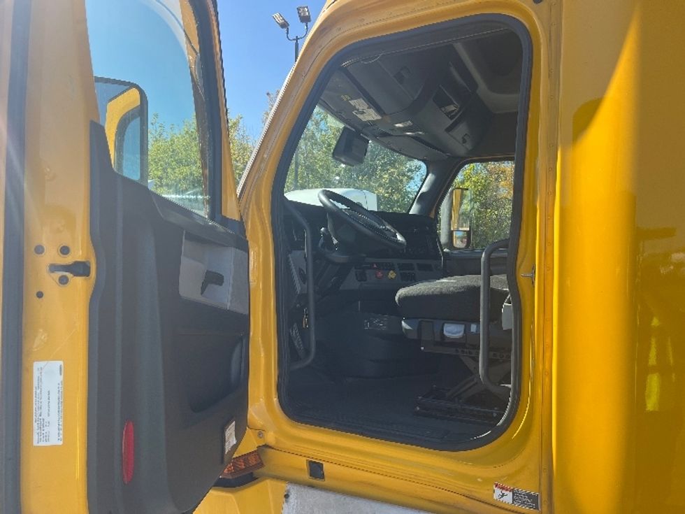 Sleeper Tractor-Heavy Duty Tractors-Freightliner-2022-T12664ST-Brook Park-OH-471,063\n\t\tmiles-$ 67,250 - Image 9