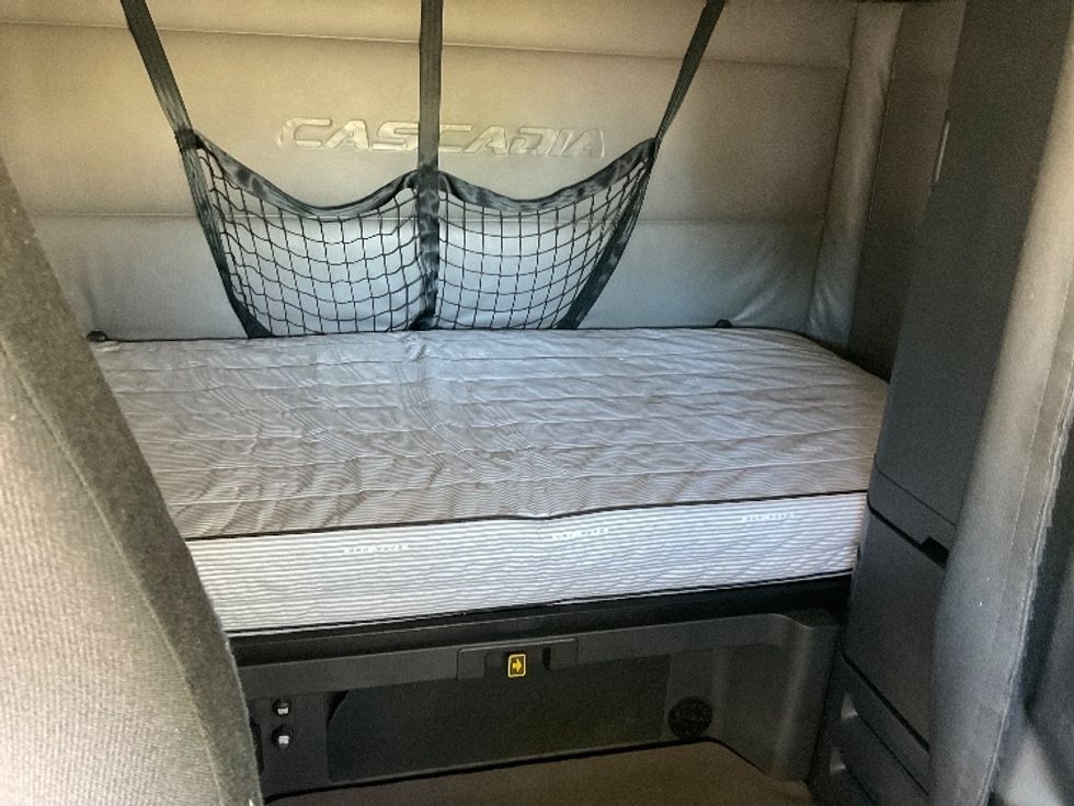 Sleeper Tractor-Heavy Duty Tractors-Freightliner-2022-T12664ST-Brooklyn Park-MN-439,774\n\t\tmiles-$ 73,500 - Image 16