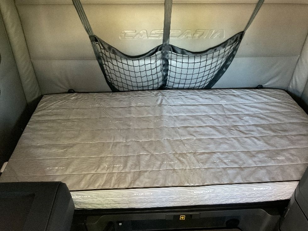 Sleeper Tractor-Heavy Duty Tractors-Freightliner-2022-T12664ST-Brooklyn Park-MN-439,774\n\t\tmiles-$ 73,500 - Image 17