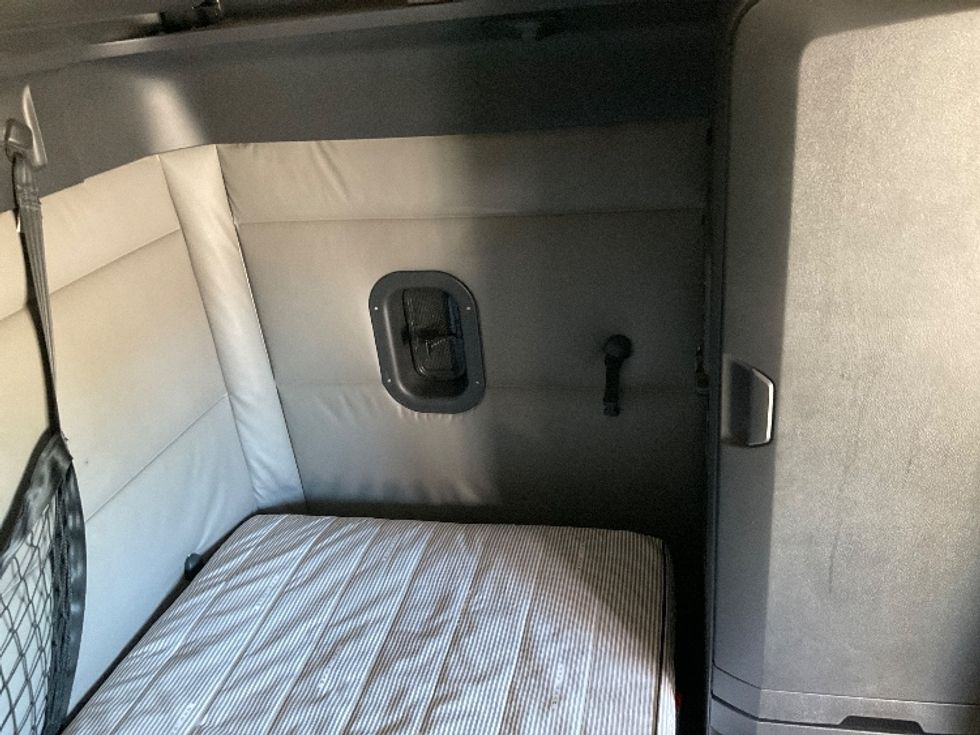 Sleeper Tractor-Heavy Duty Tractors-Freightliner-2022-T12664ST-Brooklyn Park-MN-439,774\n\t\tmiles-$ 73,500 - Image 18