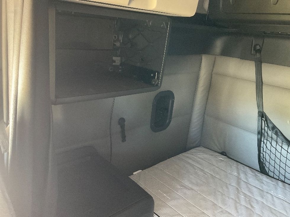 Sleeper Tractor-Heavy Duty Tractors-Freightliner-2022-T12664ST-Brooklyn Park-MN-439,774\n\t\tmiles-$ 73,500 - Image 19