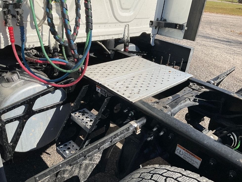 Sleeper Tractor-Heavy Duty Tractors-Freightliner-2022-T12664ST-Brooklyn Park-MN-439,774\n\t\tmiles-$ 73,500 - Image 22