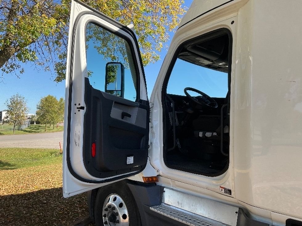 Sleeper Tractor-Heavy Duty Tractors-Freightliner-2022-T12664ST-Brooklyn Park-MN-439,774\n\t\tmiles-$ 73,500 - Image 9