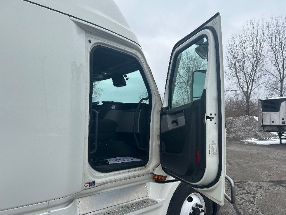 Sleeper Tractor-Heavy Duty Tractors-Freightliner-2022-T12664ST-Brooklyn Park-MN-459,975\n\t\tmiles-$ 69,250 - Image 13