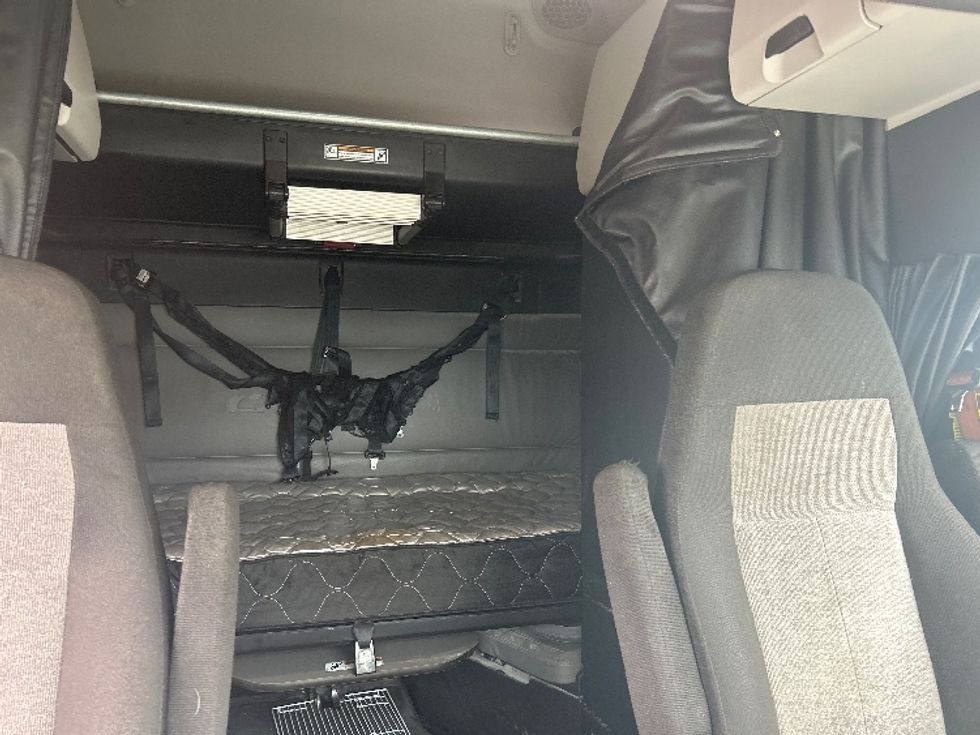 Sleeper Tractor-Heavy Duty Tractors-Freightliner-2022-T12664ST-Brooklyn Park-MN-459,975\n\t\tmiles-$ 69,250 - Image 16