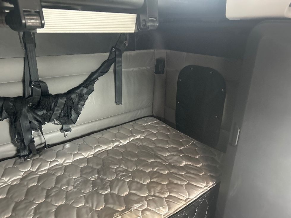 Sleeper Tractor-Heavy Duty Tractors-Freightliner-2022-T12664ST-Brooklyn Park-MN-459,975\n\t\tmiles-$ 69,250 - Image 18