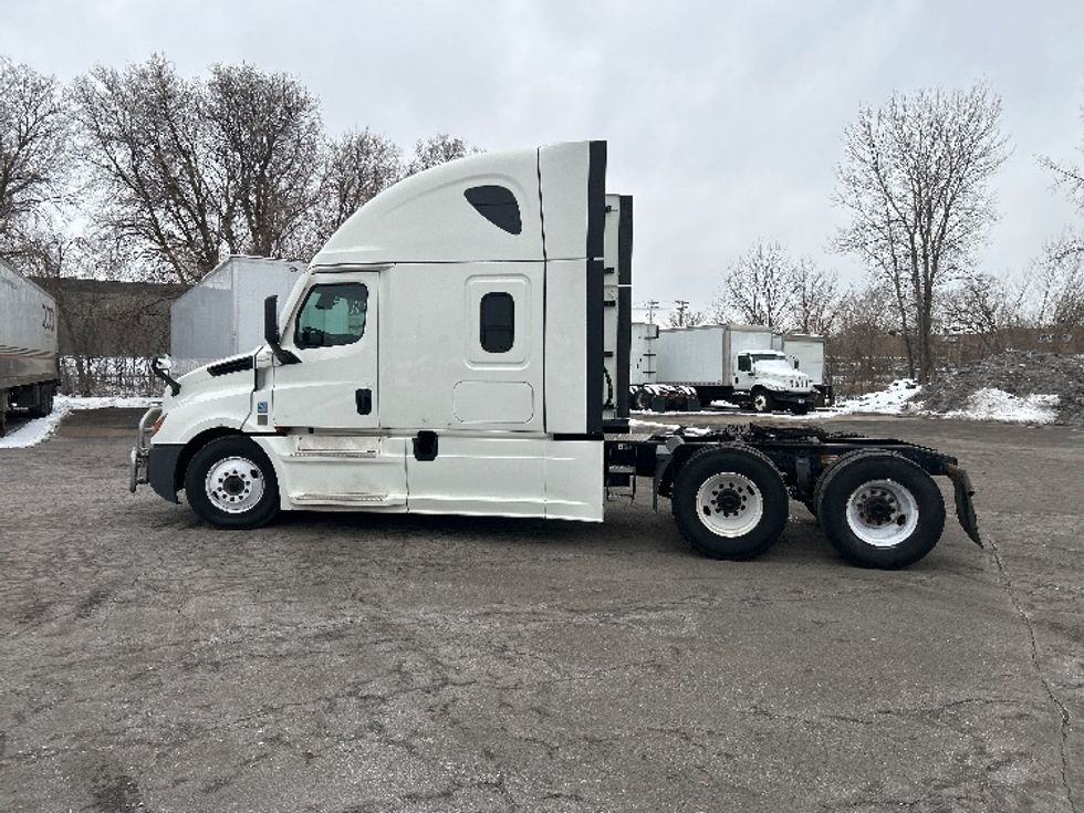 Sleeper Tractor-Heavy Duty Tractors-Freightliner-2022-T12664ST-Brooklyn Park-MN-459,975\n\t\tmiles-$ 69,250 - Image 4