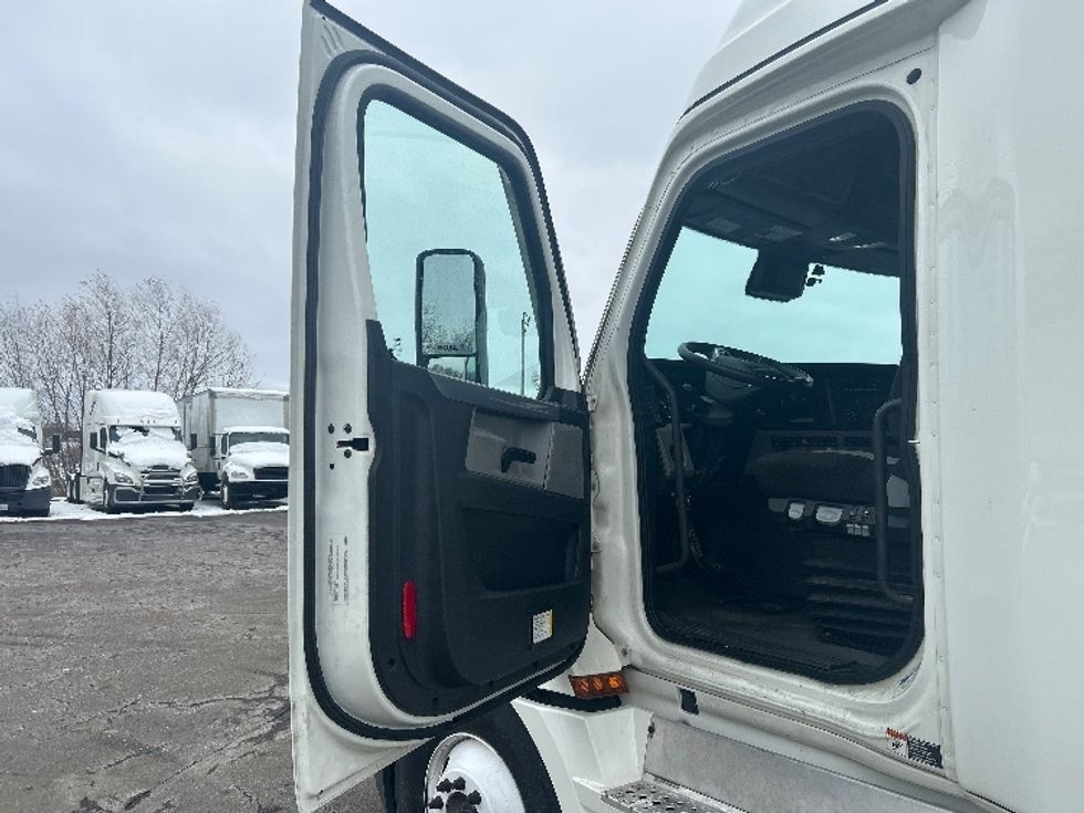 Sleeper Tractor-Heavy Duty Tractors-Freightliner-2022-T12664ST-Brooklyn Park-MN-459,975\n\t\tmiles-$ 69,250 - Image 9