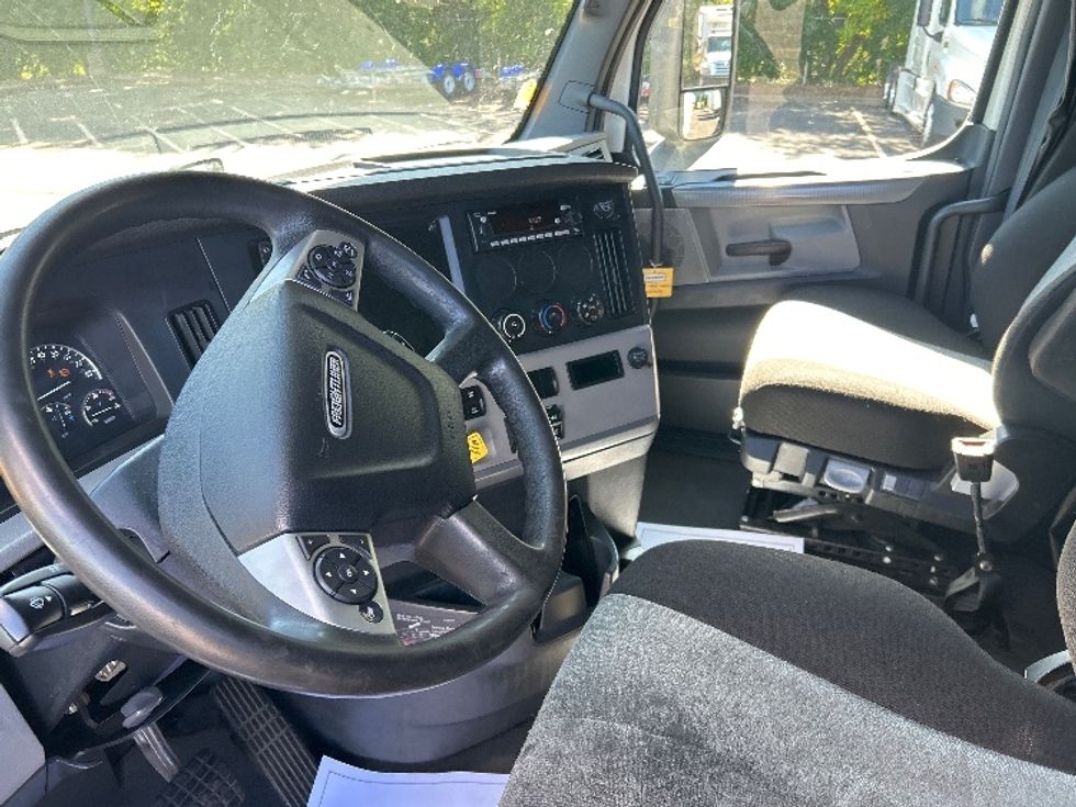 Sleeper Tractor-Heavy Duty Tractors-Freightliner-2022-T12664ST-Brooklyn Park-MN-492,472\n\t\tmiles-$ 69,250 - Image 10