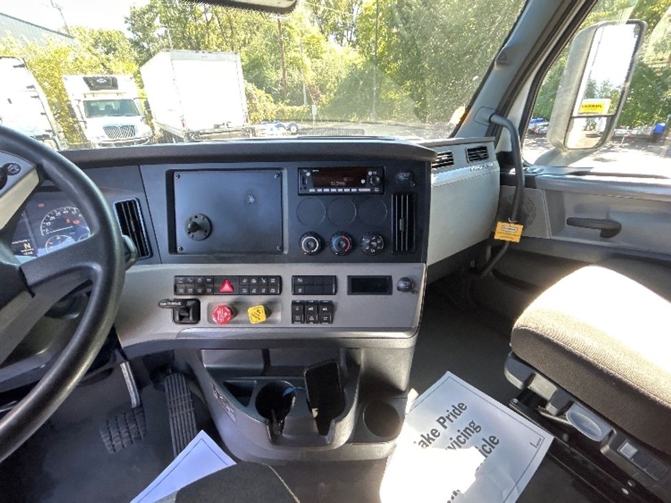 Sleeper Tractor-Heavy Duty Tractors-Freightliner-2022-T12664ST-Brooklyn Park-MN-492,472\n\t\tmiles-$ 69,250 - Image 12