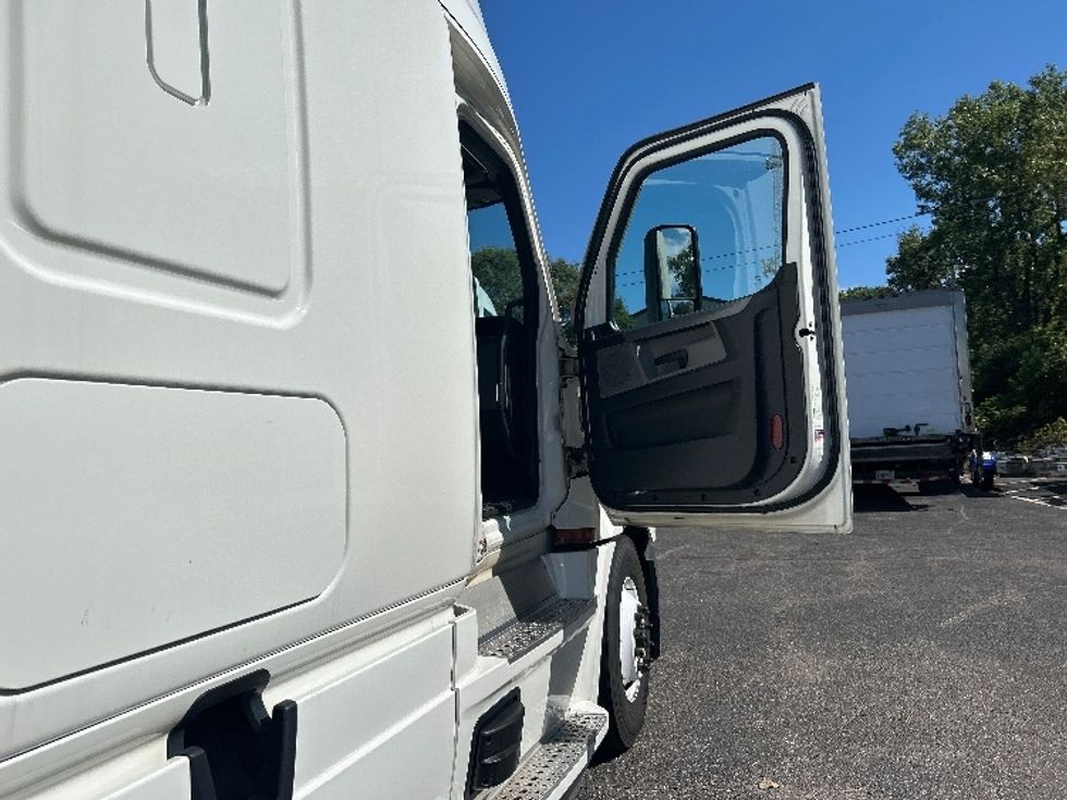 Sleeper Tractor-Heavy Duty Tractors-Freightliner-2022-T12664ST-Brooklyn Park-MN-492,472\n\t\tmiles-$ 69,250 - Image 13