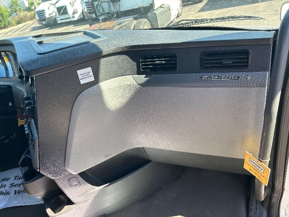 Sleeper Tractor-Heavy Duty Tractors-Freightliner-2022-T12664ST-Brooklyn Park-MN-492,472\n\t\tmiles-$ 69,250 - Image 14