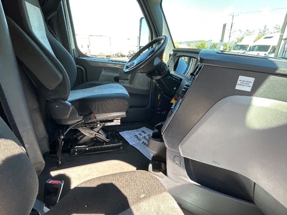 Sleeper Tractor-Heavy Duty Tractors-Freightliner-2022-T12664ST-Brooklyn Park-MN-492,472\n\t\tmiles-$ 69,250 - Image 15