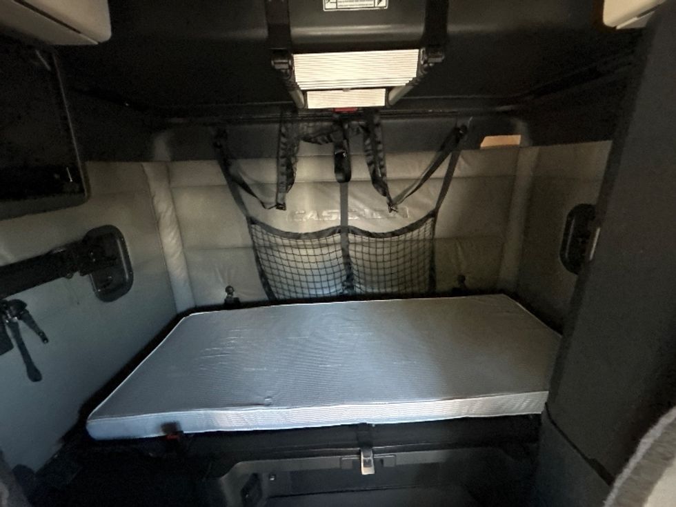 Sleeper Tractor-Heavy Duty Tractors-Freightliner-2022-T12664ST-Brooklyn Park-MN-492,472\n\t\tmiles-$ 69,250 - Image 16